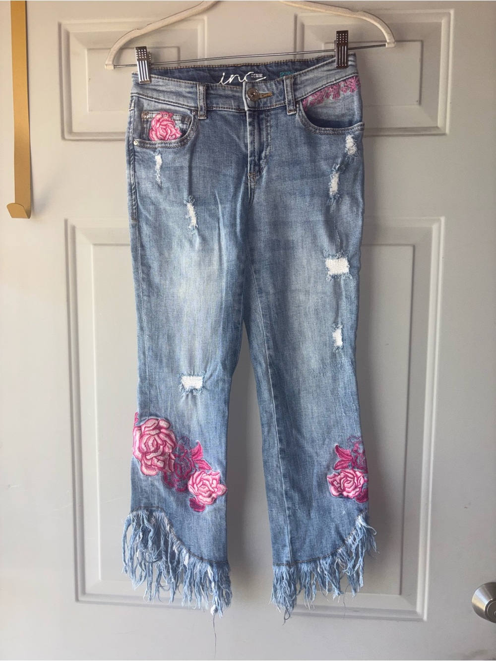International Concepts Denim embroidered floral front crop jeans size 0 Petite